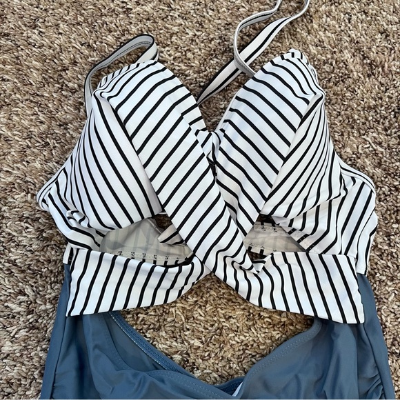 One Piece Swim Suit Cut Out Medium - Picture 3 of 7